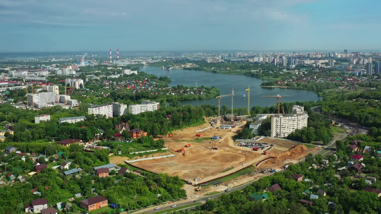 露天场地，建筑工地有建筑物和起重机视频素材