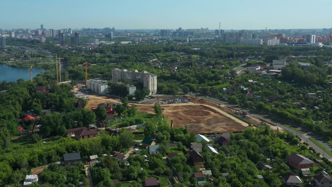 建筑工地用高架起重机清空空地视频素材