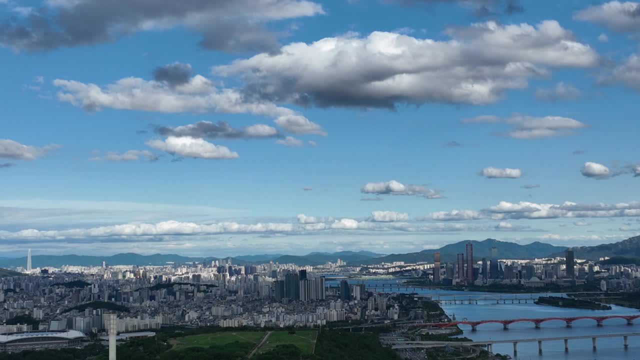 韩国首尔永登浦区汝矣岛/麻浦区汉江市区、世界杯大桥、圣山堤桥、杨花大桥、仙游岛、Haneul公园、世界杯公园和江边高速公路附近视频素材