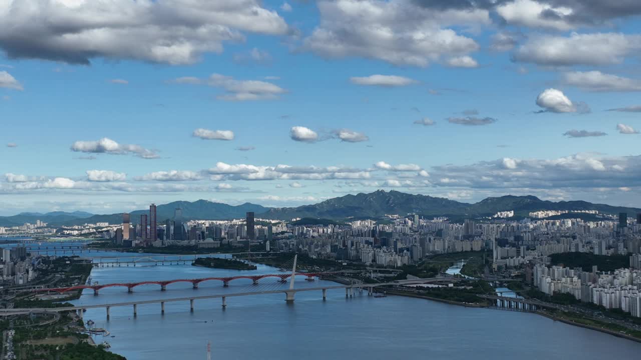 韩国首尔阳川区永登浦区汝矣岛和木区/麻浦区，汉江市中心附近，世界杯大桥，圣山大桥，杨花大桥，仙游岛，江边高速公路和奥林匹克高速公路视频素材