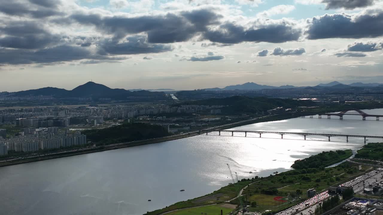 汉江、麻谷大桥、芳华大桥、江边高速公路附近的市中心/京畿道高阳市德阳区、江西区视频素材