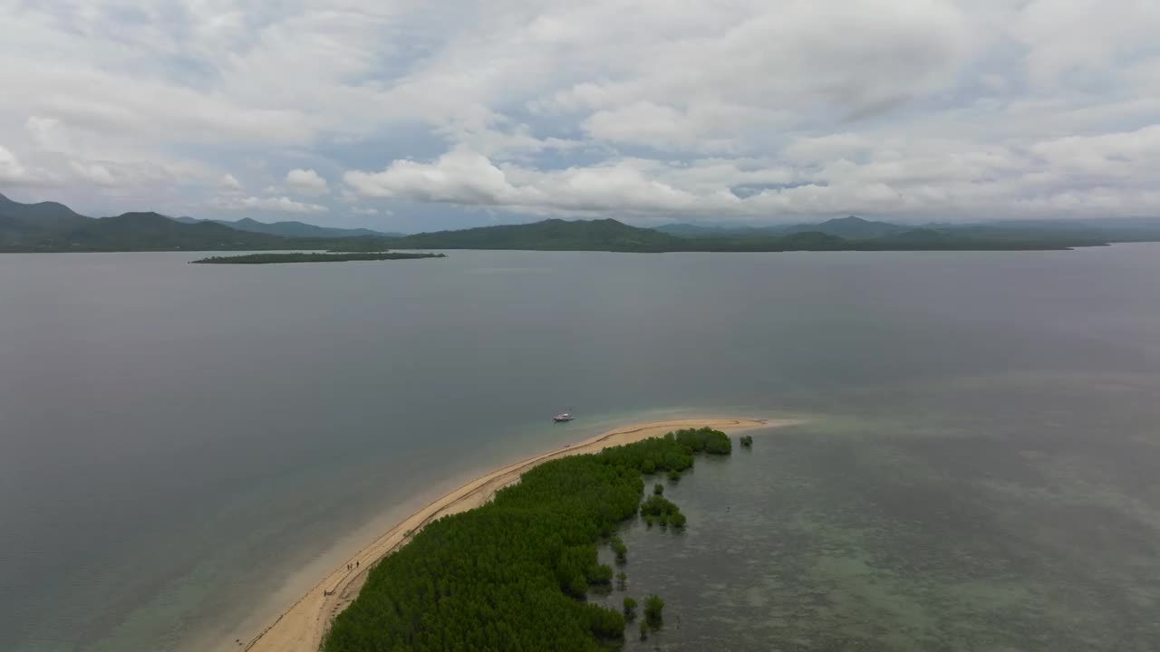 有海和岛的海景。视频素材