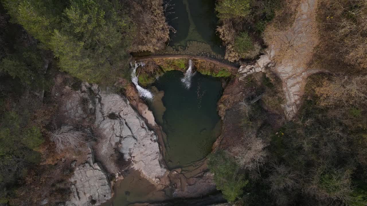 西班牙加泰罗尼亚Moli de Danyans瀑布的鸟瞰图视频素材