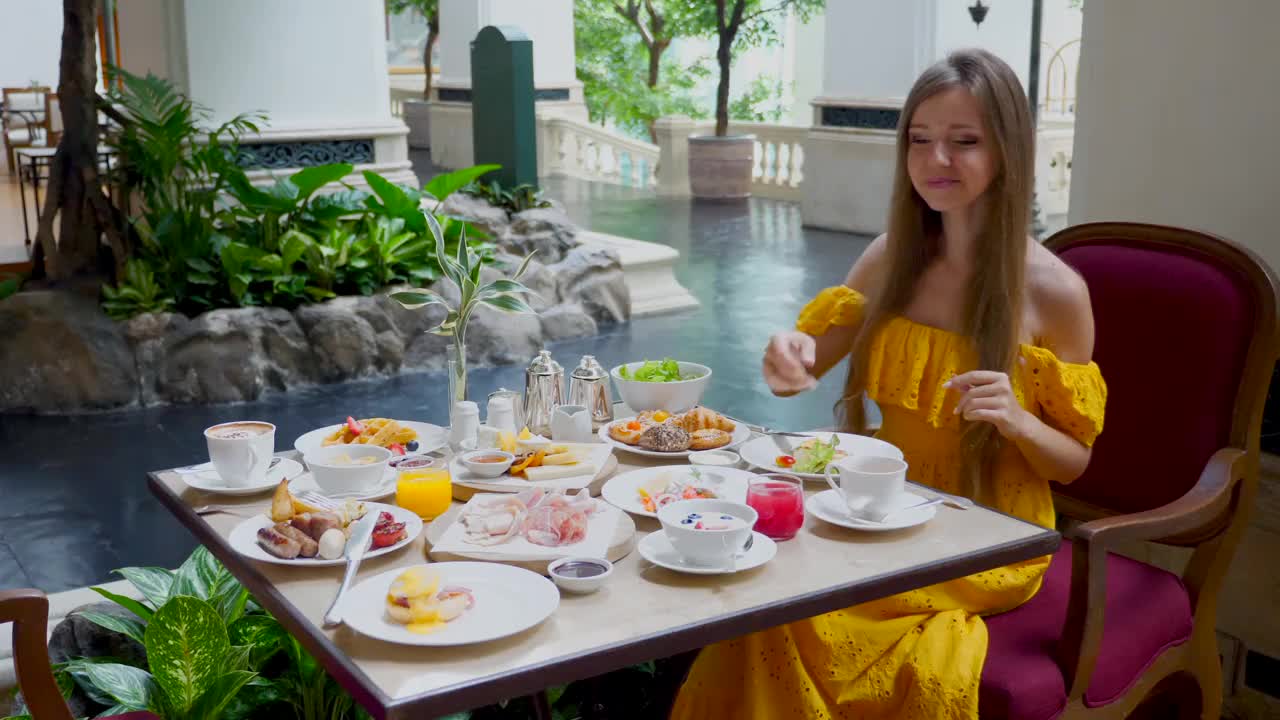 女人在豪华酒店餐厅的晚餐或午餐喝新鲜果汁视频素材