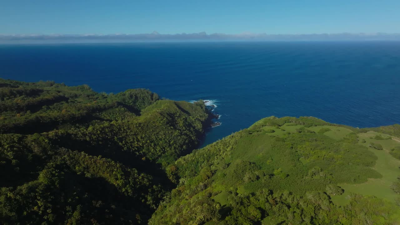 夏威夷毛伊岛热带海水海岸线的鸟瞰图视频下载