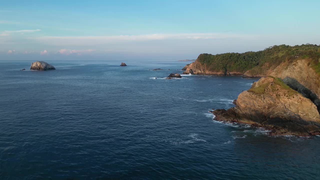 海岸线和太平洋冲浪的航拍风景视频素材