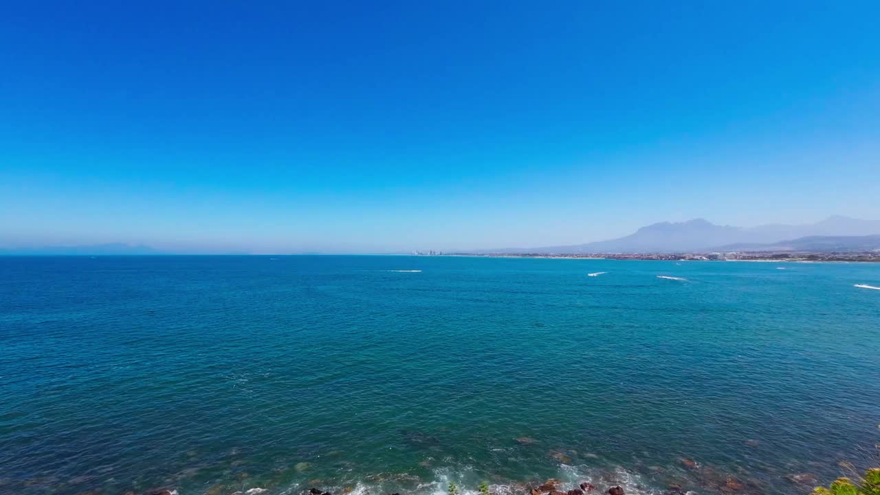 从山上看海和天空视频素材