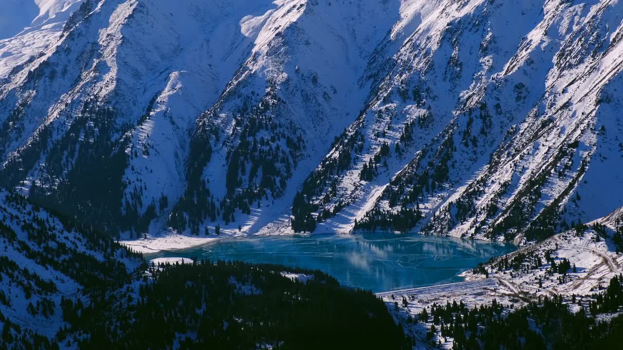 冰湖冬季山脉视频素材