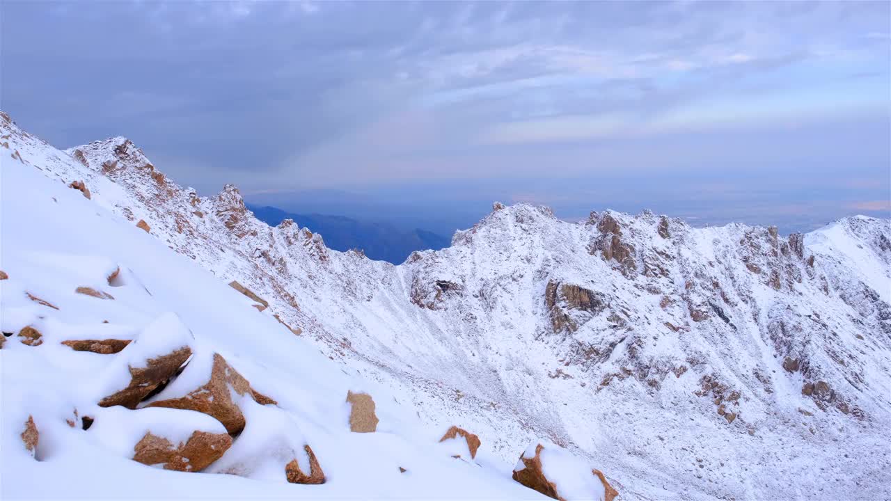 冰碛湖冬季高地雪山全景视频素材