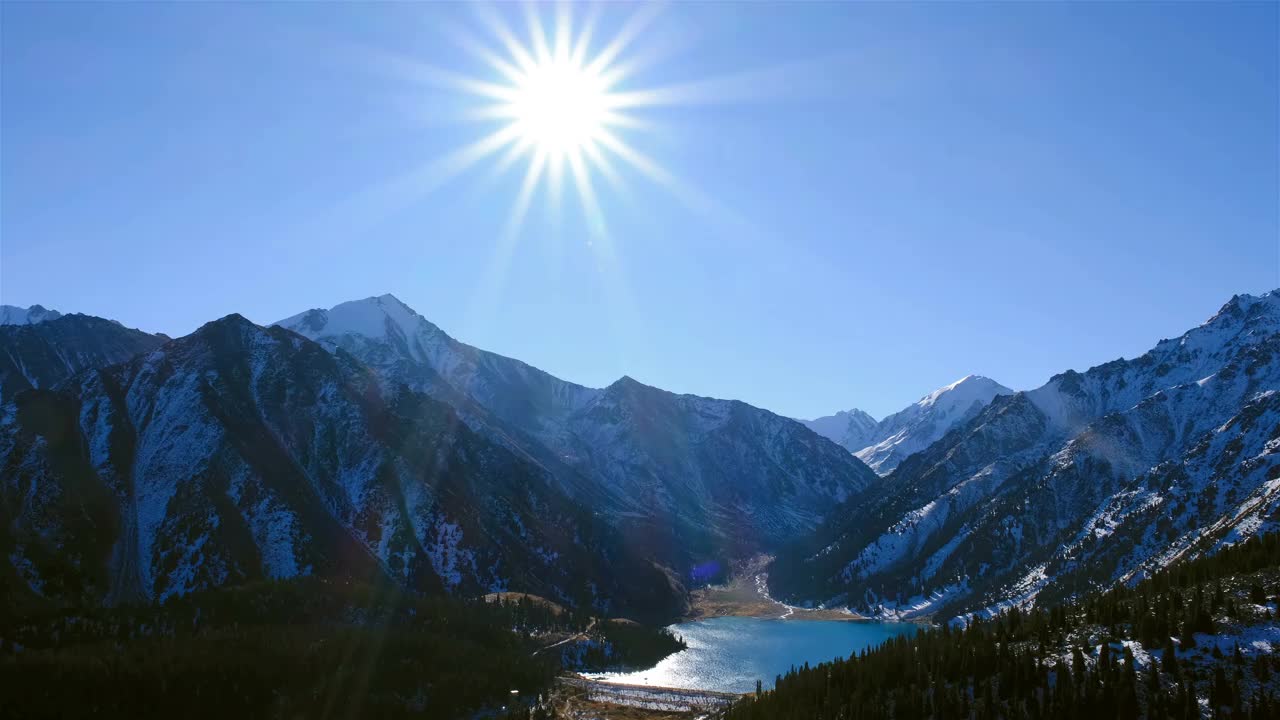 山，湖，太阳，射线，水，森林视频素材