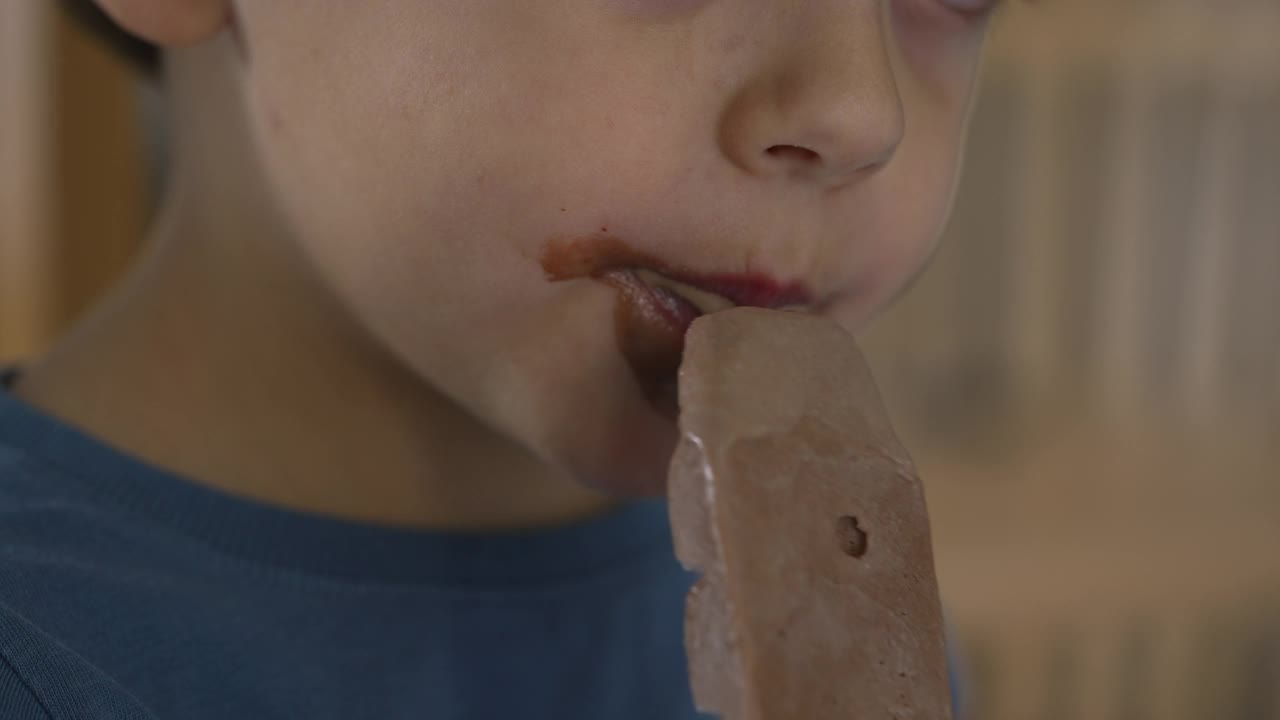 小男孩正在吃巧克力冰淇淋。孩子正在吃甜食视频素材