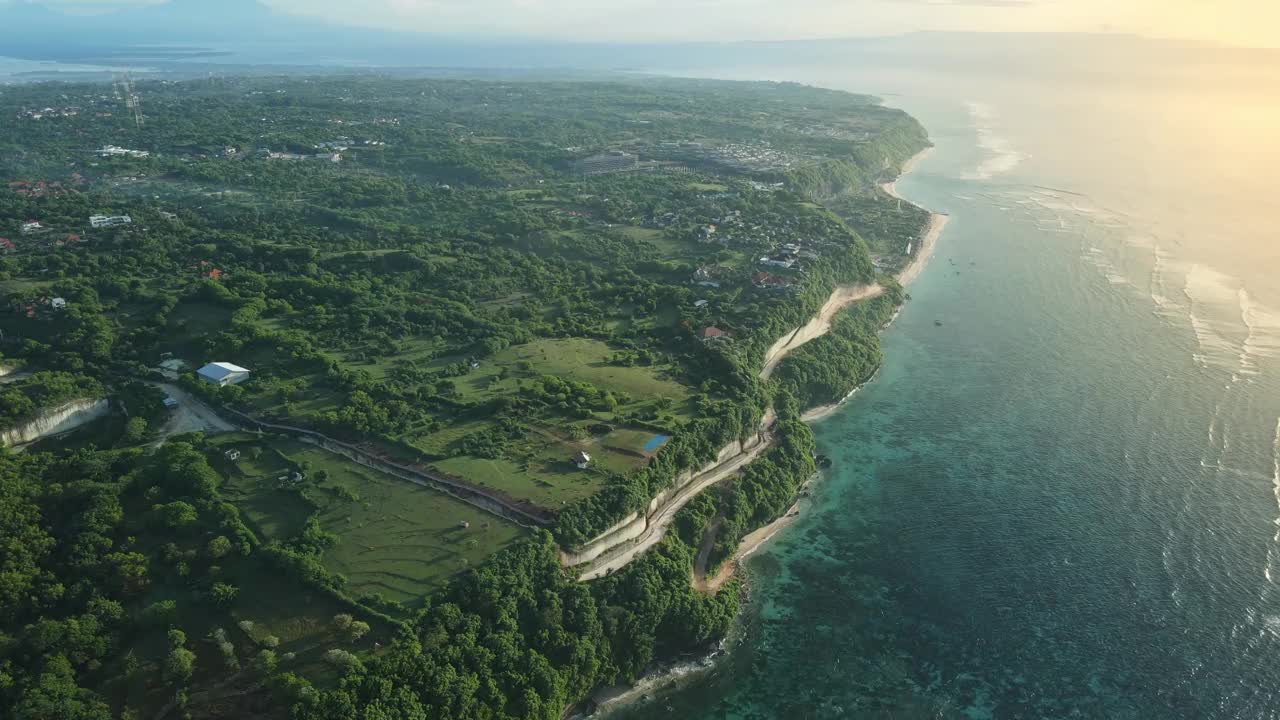 在巴厘岛，海滩和海浪的海岸线令人惊叹。鸟瞰图视频素材