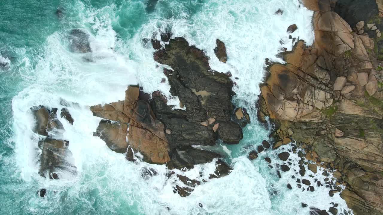 巴西有岩石的海岸线和海浪和泡沫的海洋。鸟瞰图视频素材