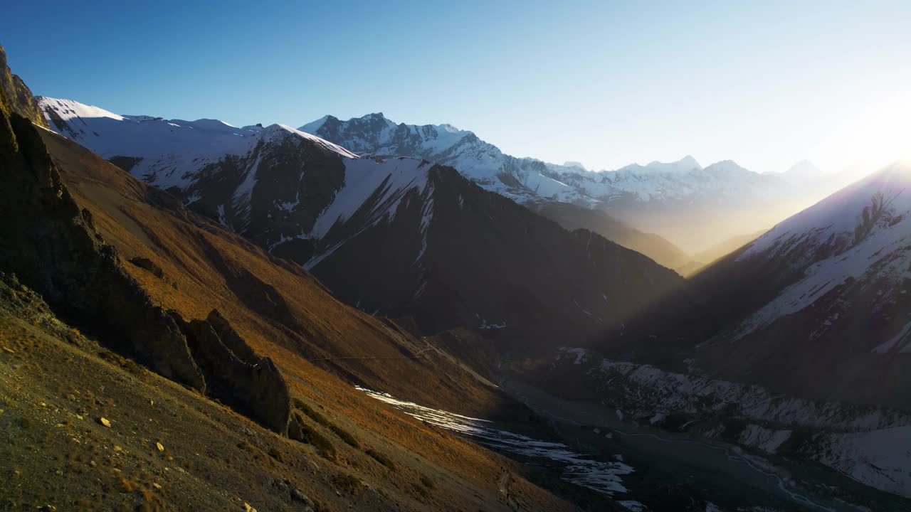 风景景观与山在明亮的阳光。风景如画的屏幕保护程序。视频素材