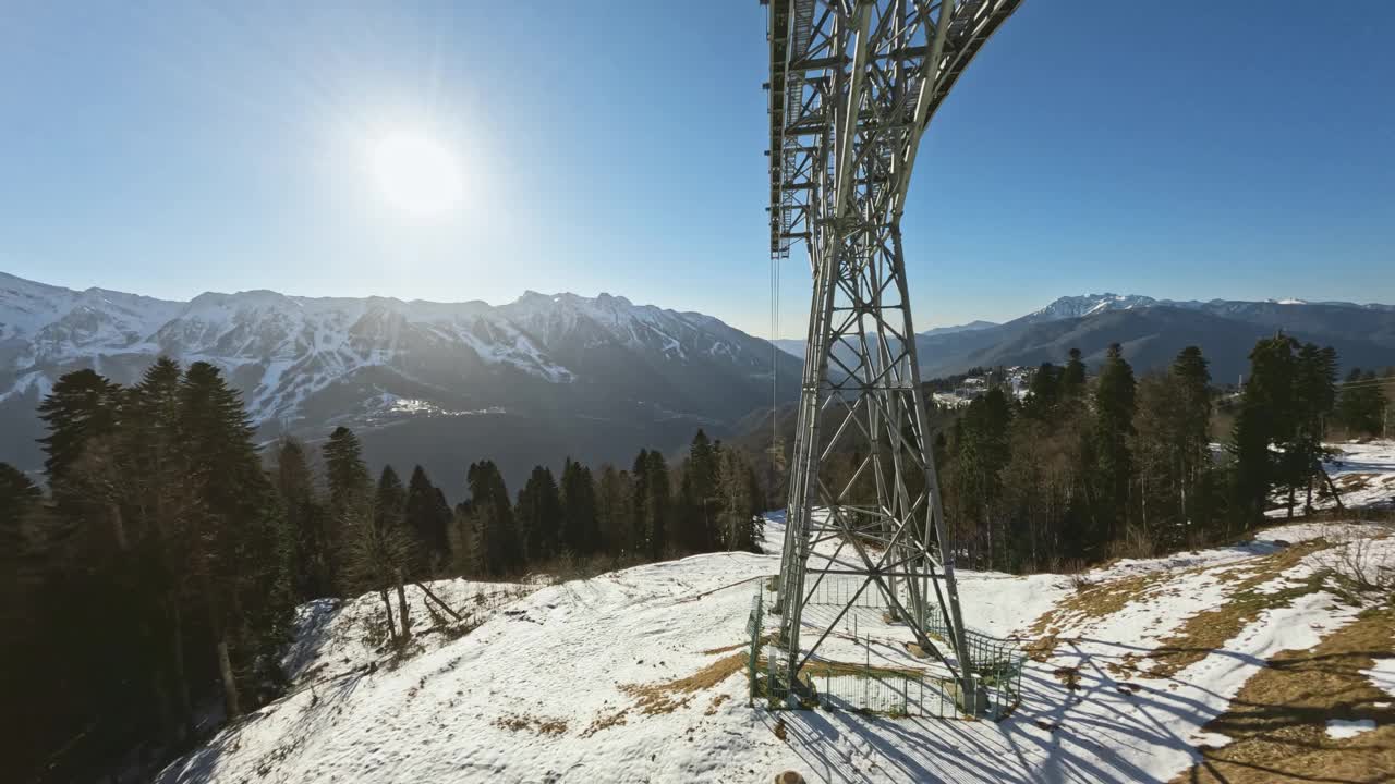 山顶松林空索道，滑雪场全景鸟瞰图视频素材