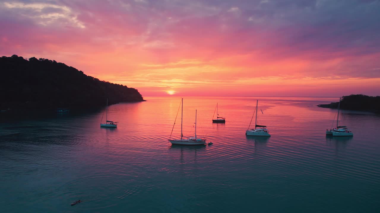 夏季乘坐观光游艇游览热带海域，鸟瞰美丽的日落视频素材