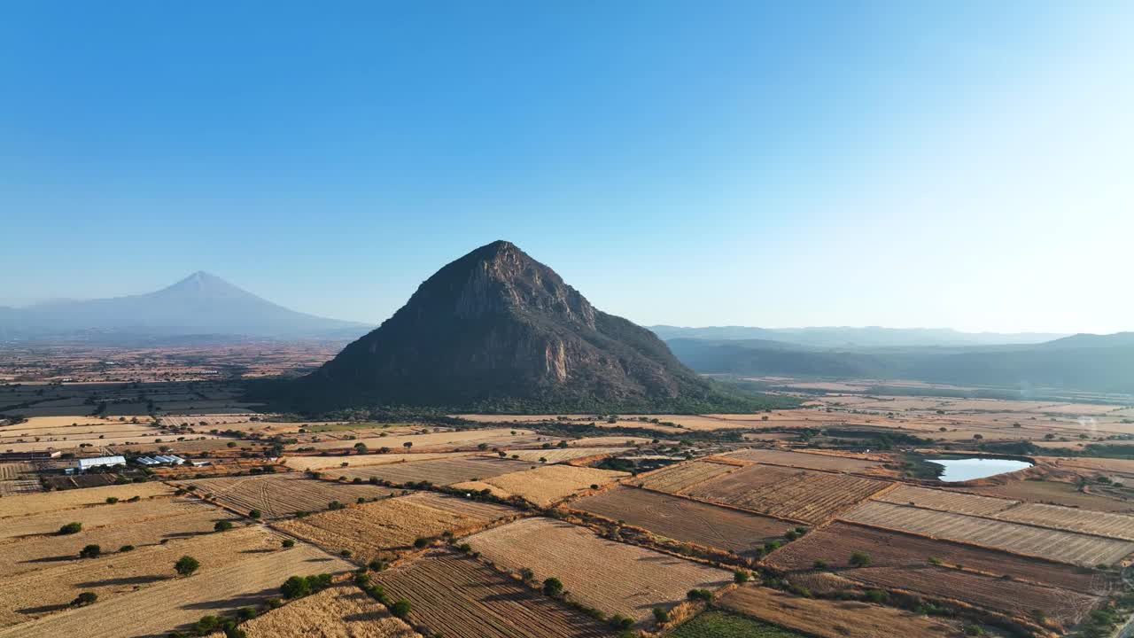 墨西哥农业景观与El Chumil山高耸，空中视频素材