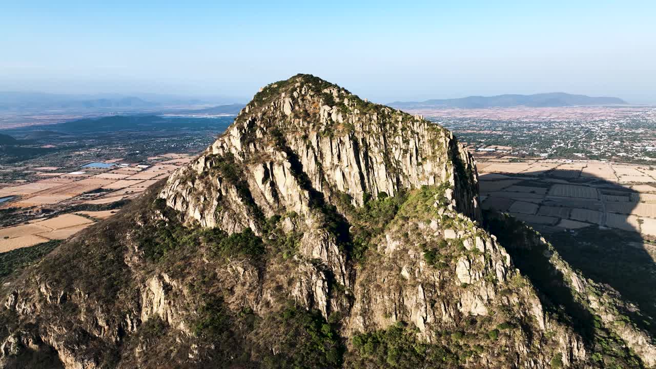 El Chumil的Rocky Tall Mountain Peak俯瞰莫雷洛斯山谷，墨西哥-空中无人机视图视频素材