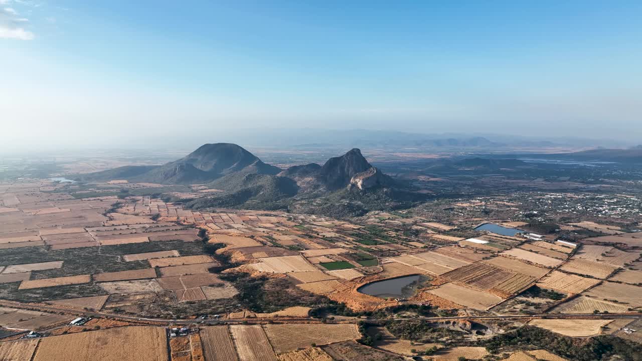 墨西哥莫雷洛斯山谷山景，空中无人机建立自然拍摄与复制空间在蓝天视频素材