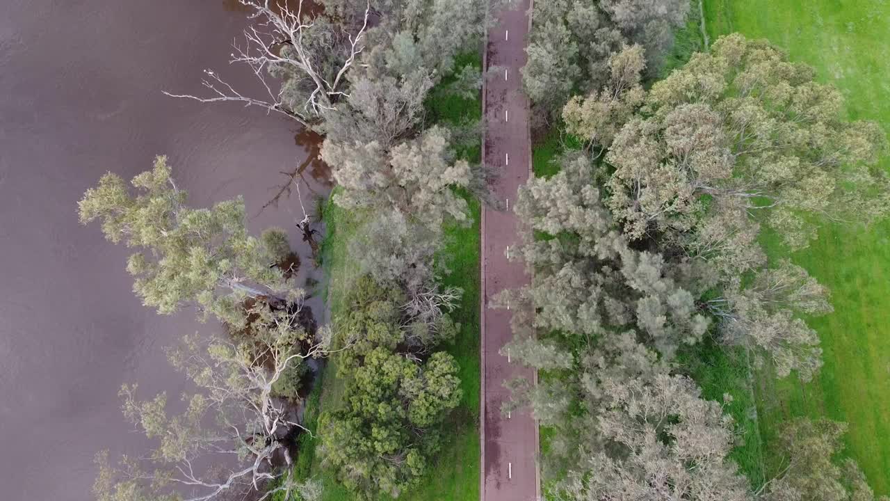 鸟瞰在自行车道通过公园河岸附近，天鹅谷珀斯视频素材