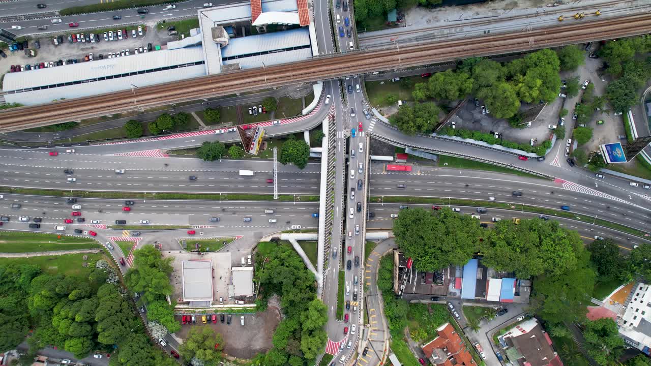 空中无人机鸟瞰马来西亚交通与吉隆坡高速公路混乱。白天在道路上和桥上开车。视频素材