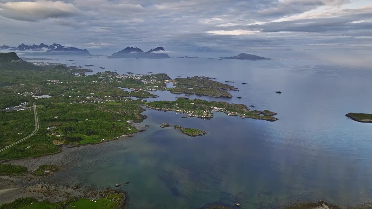 Ørsvågvær Norway v2 cinematic flyover inlet waterfront camping ground surrounded by beautiful calm water with perfect sky reflection on the sea surface at daytime - Shot with Mavic 3 Cine - June 2022视频素材