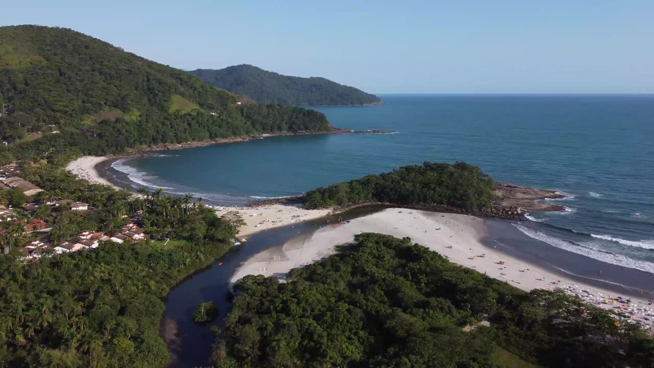 令人惊叹的天堂海滩在大自然中与绿色的山脉视频素材