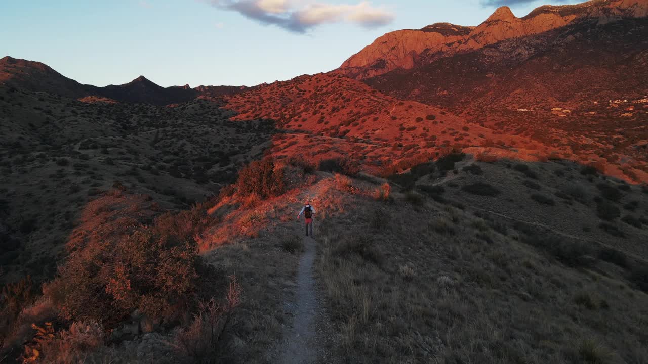 雄伟的山日落男子徒步旅行视频素材