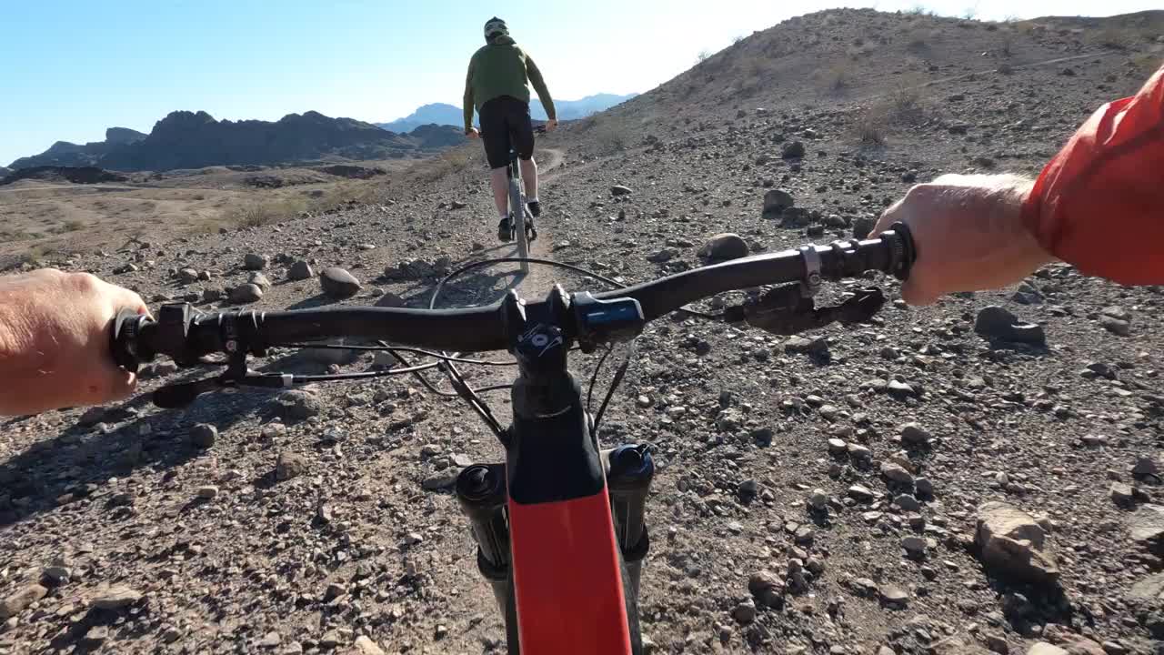 第一人称视角的电子山地自行车沿沙漠小径视频素材