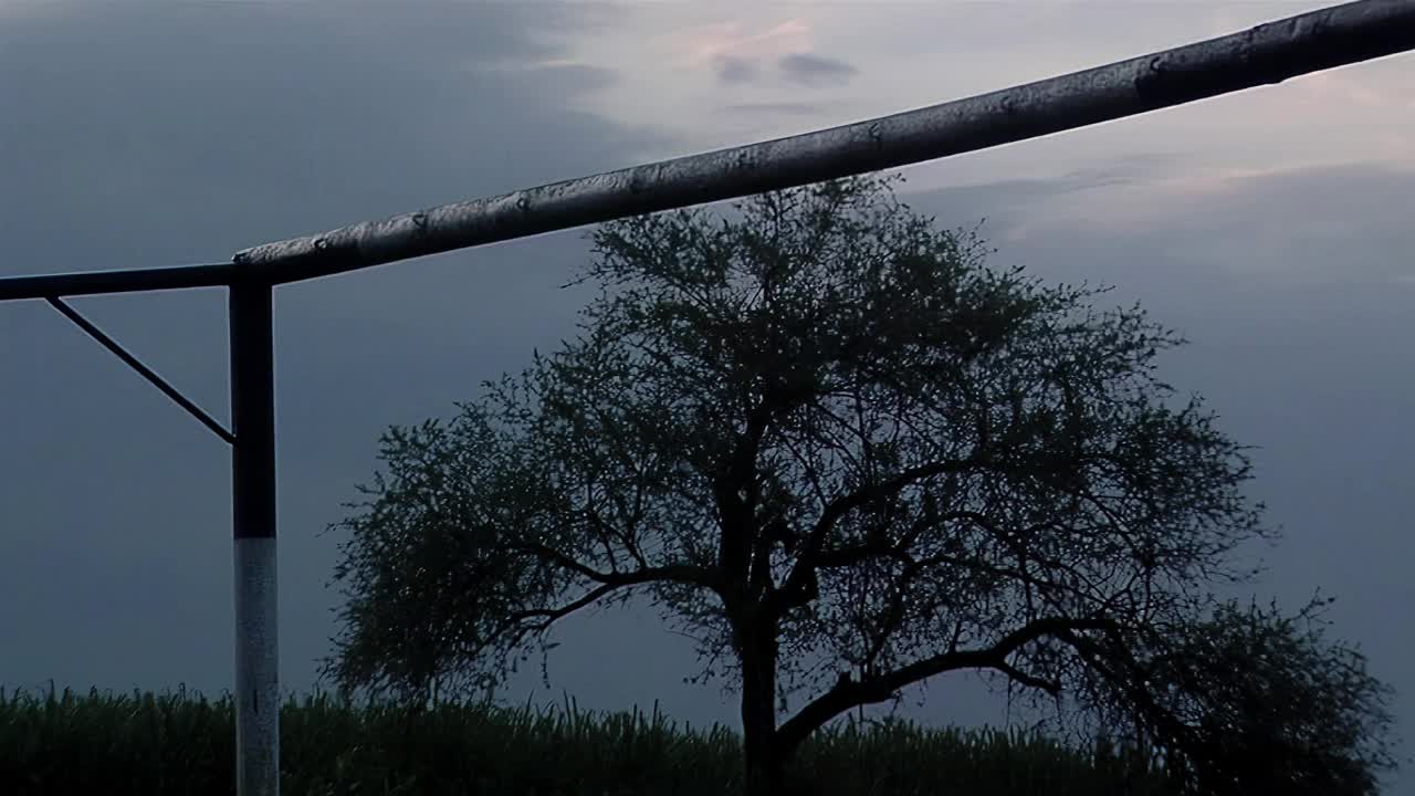 球场上的老门柱，夕阳下多云的天空。视频素材