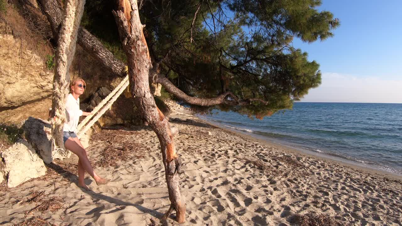 在海滩上享受的女人视频素材