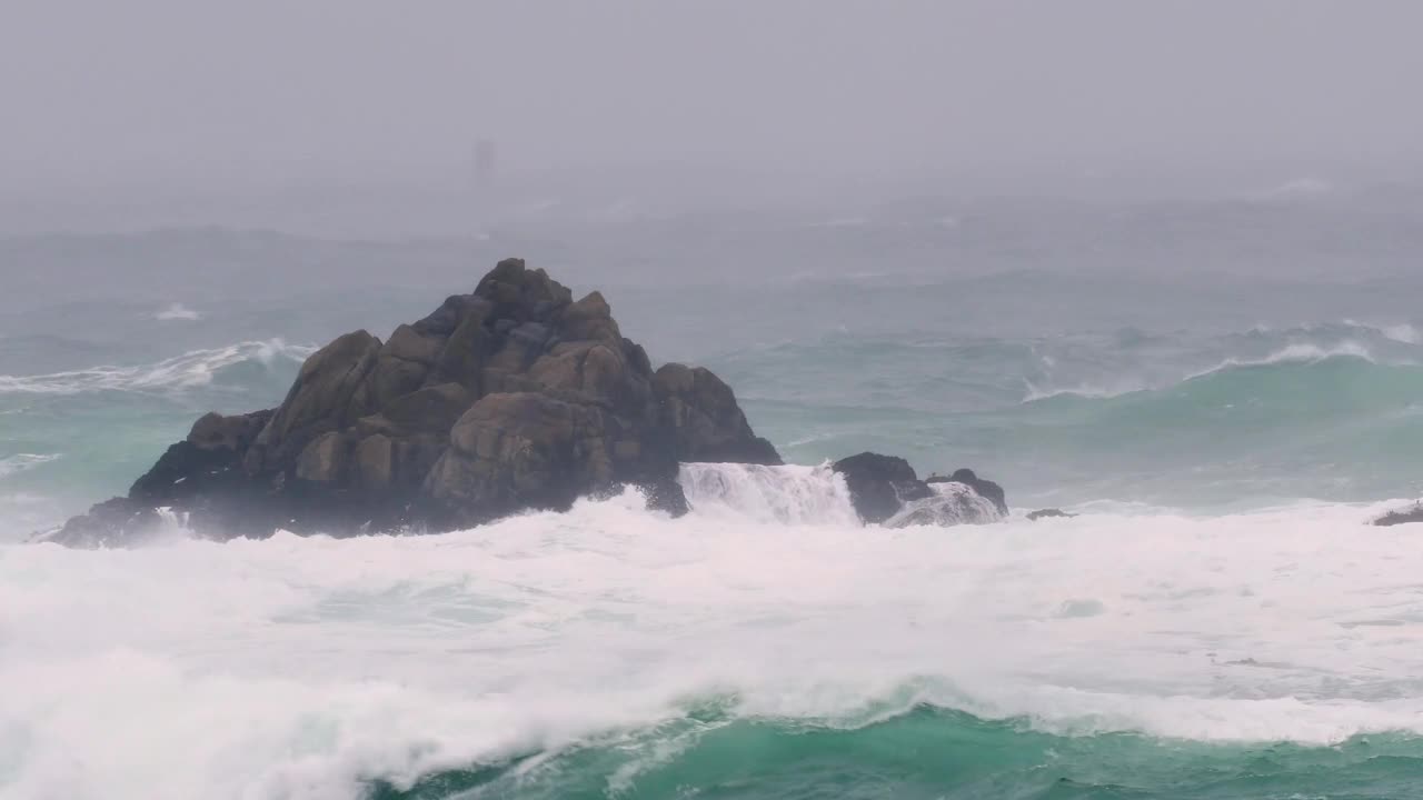 暴风雨中波涛汹涌的大海。视频素材