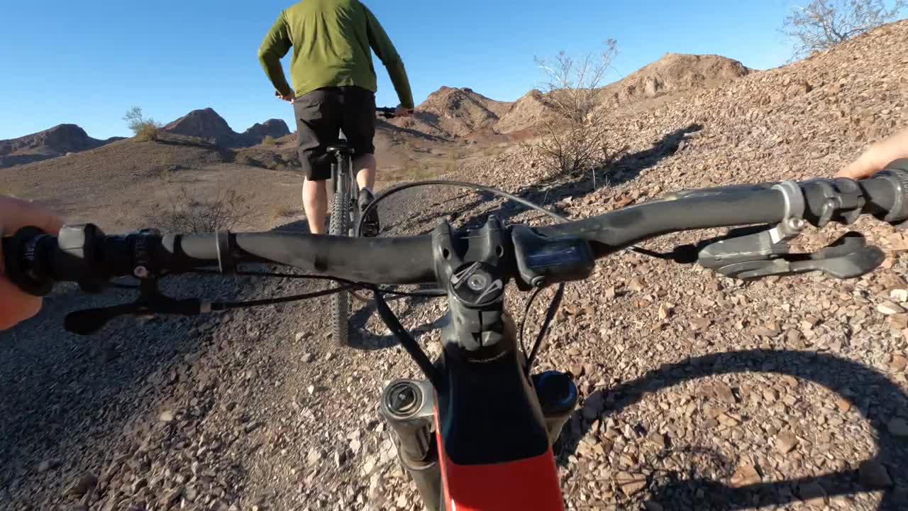 第一人称视角的电子山地自行车沿沙漠小径视频素材