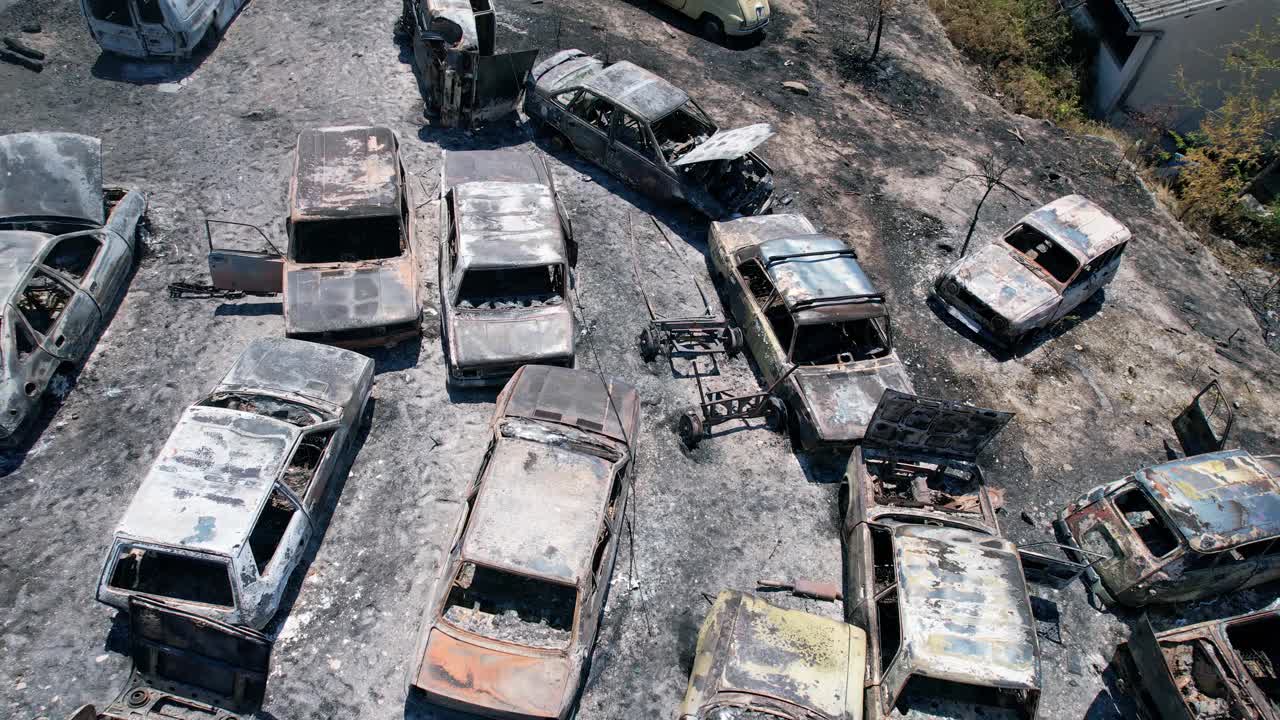 鸟瞰战争、丛林大火、火山爆发、火山灰地面和烧毁的汽车等大灾难的后果视频素材