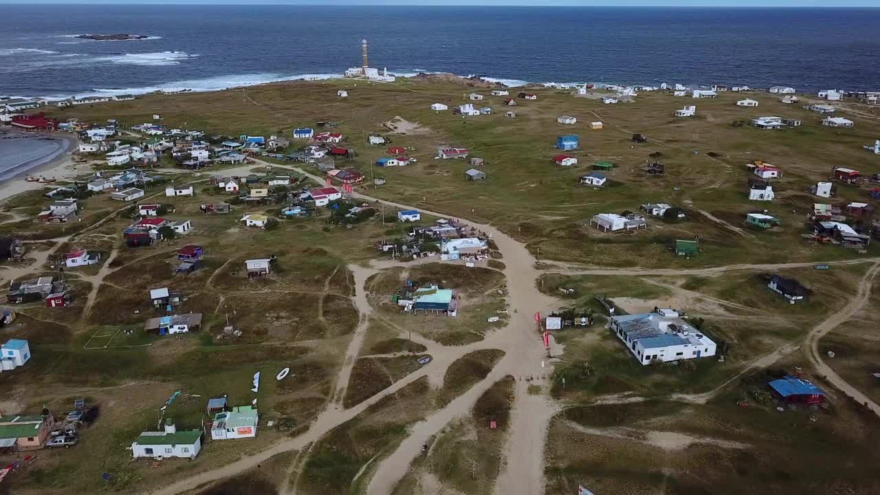 乌拉圭海岸的一个嬉皮生态村叫做卡波波洛尼奥视频素材