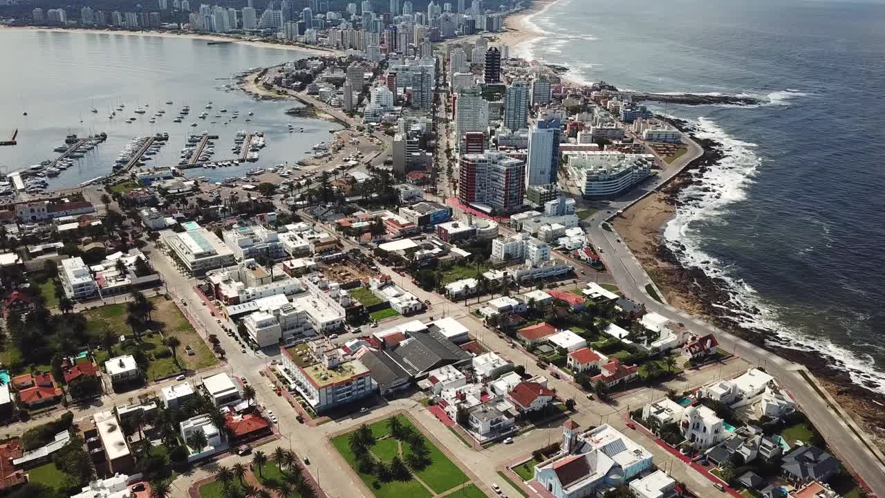 乌拉圭海岸的蓬塔德尔莱斯特市的许多建筑。视频素材