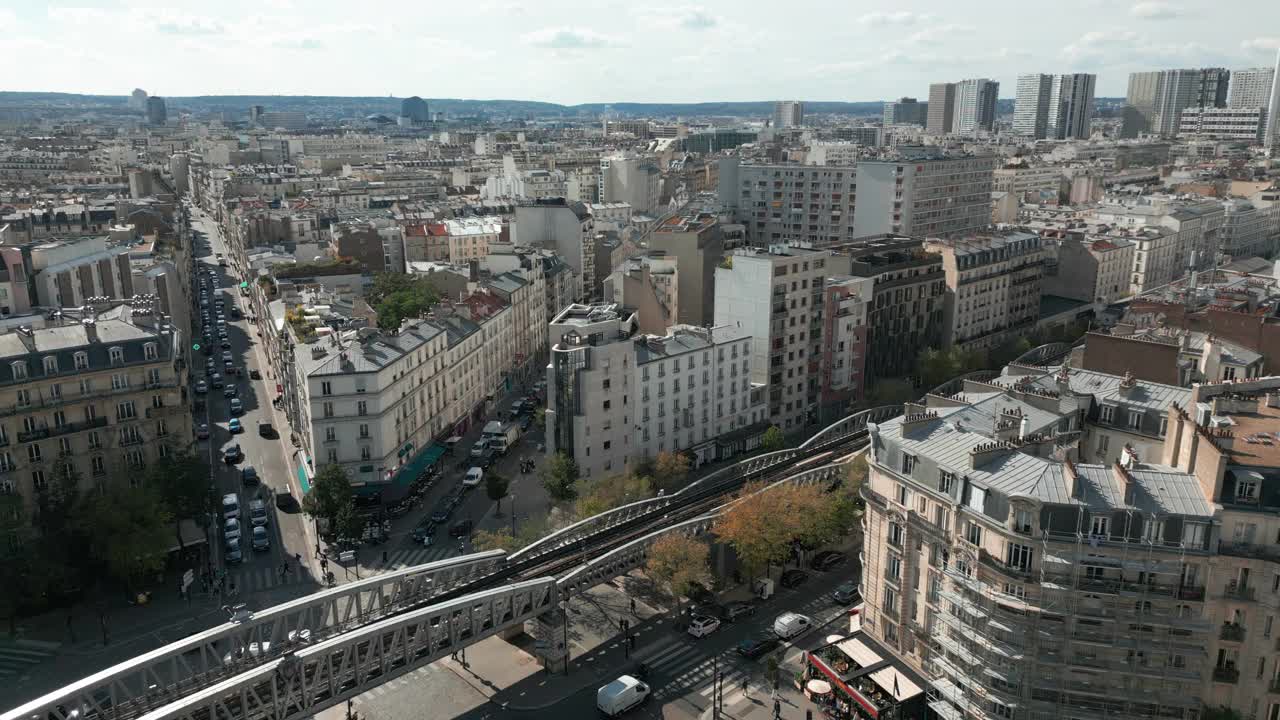 空中盘旋在地铁桥在Cambronne广场和周围的城市景观，巴黎视频素材