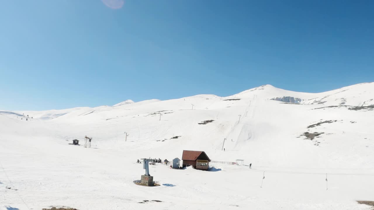 马其顿的Popova Sapka滑雪场，滑雪者在斜坡上奔跑，使用滑雪缆车视频素材