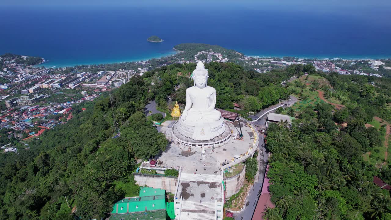 白玉大佛造像寺。近距离鸟瞰泰国普吉岛山顶的大佛视频素材