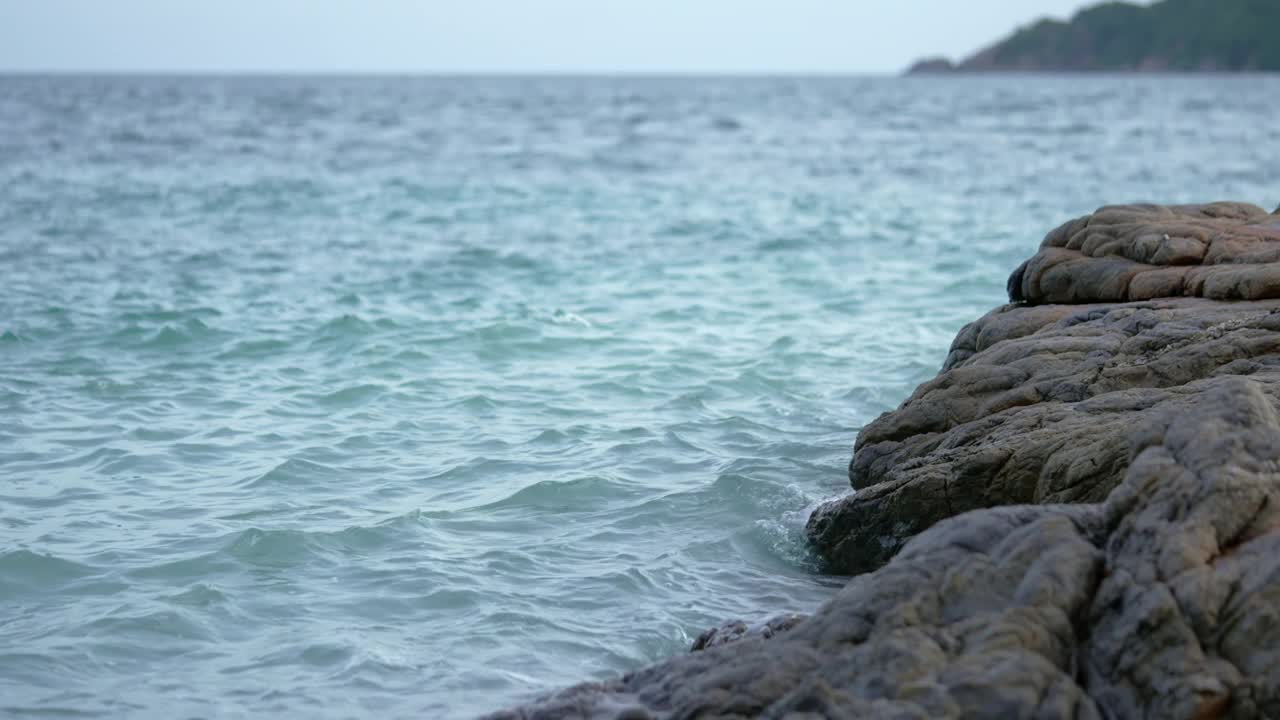 海浪拍打着海岸。视频素材