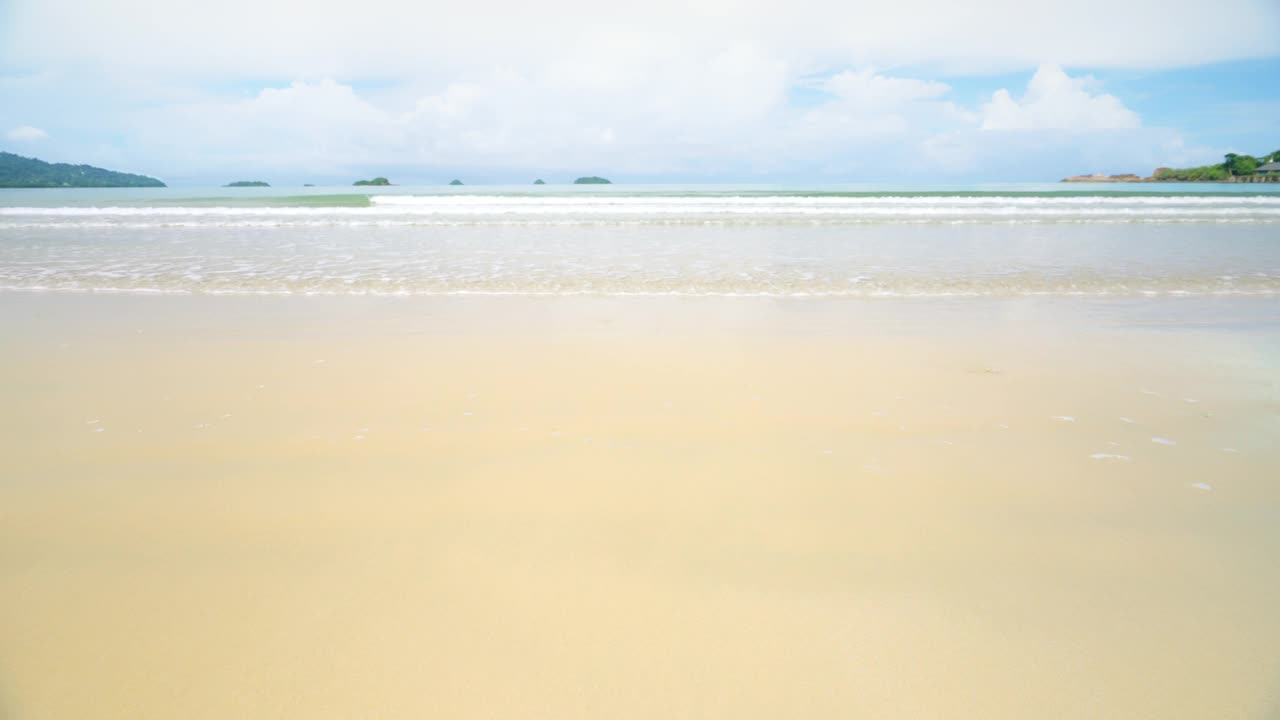 夏日的风景，沙滩和蓝天。视频下载