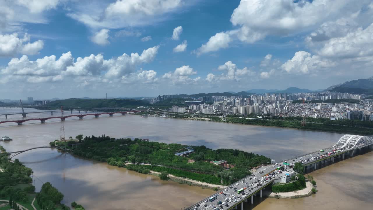 韩国首尔汉江、杨花大桥、江边高速公路和仙游岛/麻浦区和永登浦区附近的市中心地区视频素材