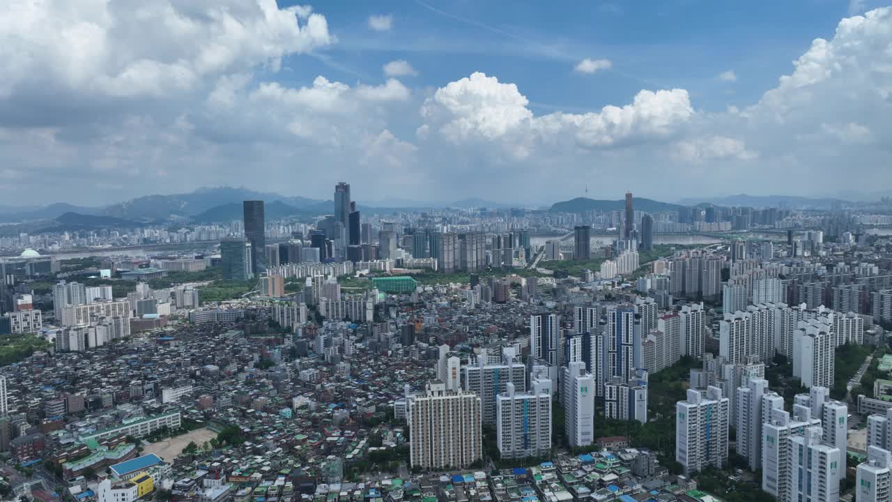 位于韩国首尔永登浦区汝矣岛的市中心，靠近汉江、证券交易所、首尔国际金融中心、63大厦、公寓大楼和摩天大楼视频素材