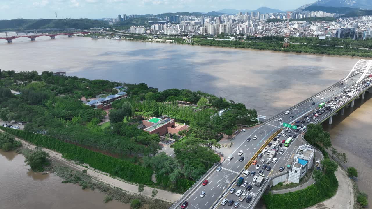 韩国首尔汉江、杨花大桥、江边高速公路和仙游岛/麻浦区和永登浦区附近的市中心地区视频素材