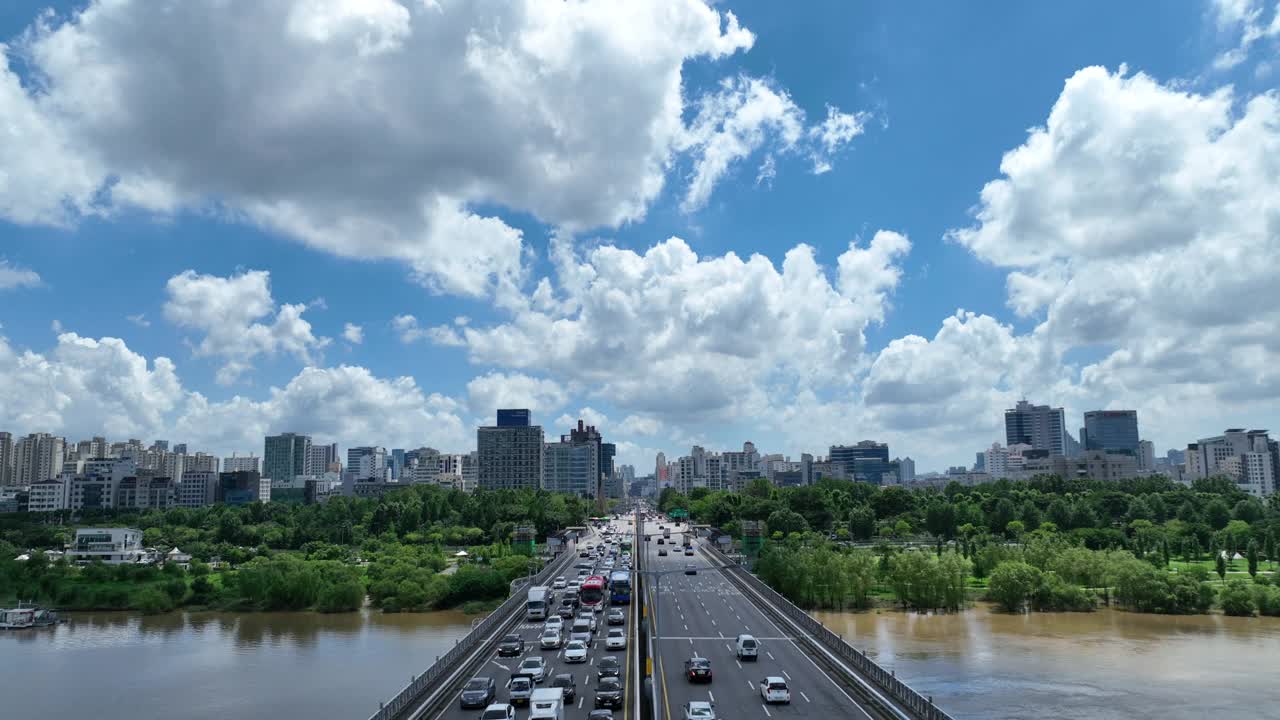 韩国首尔永登浦区市中心的西江江桥附近行驶的汽车视频素材