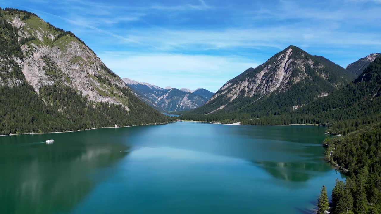 无人机拍摄的阿尔卑斯山山脉在欧洲的湖泊和夏天的阳光视频素材