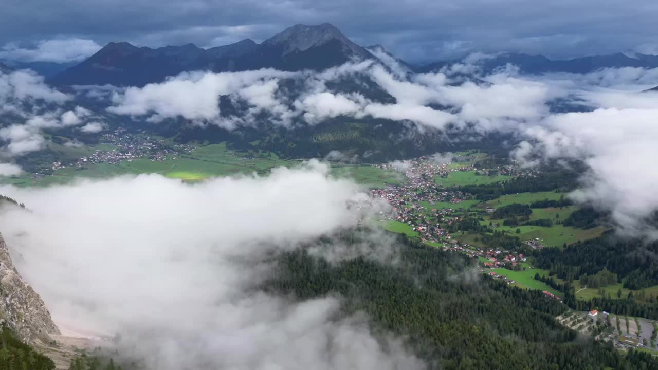 云在山上移动的嗡嗡声。自然景观视频素材