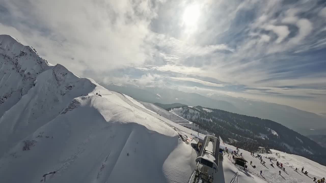 山脊晴天多云天景观石脊坡电影滑雪胜地视频素材