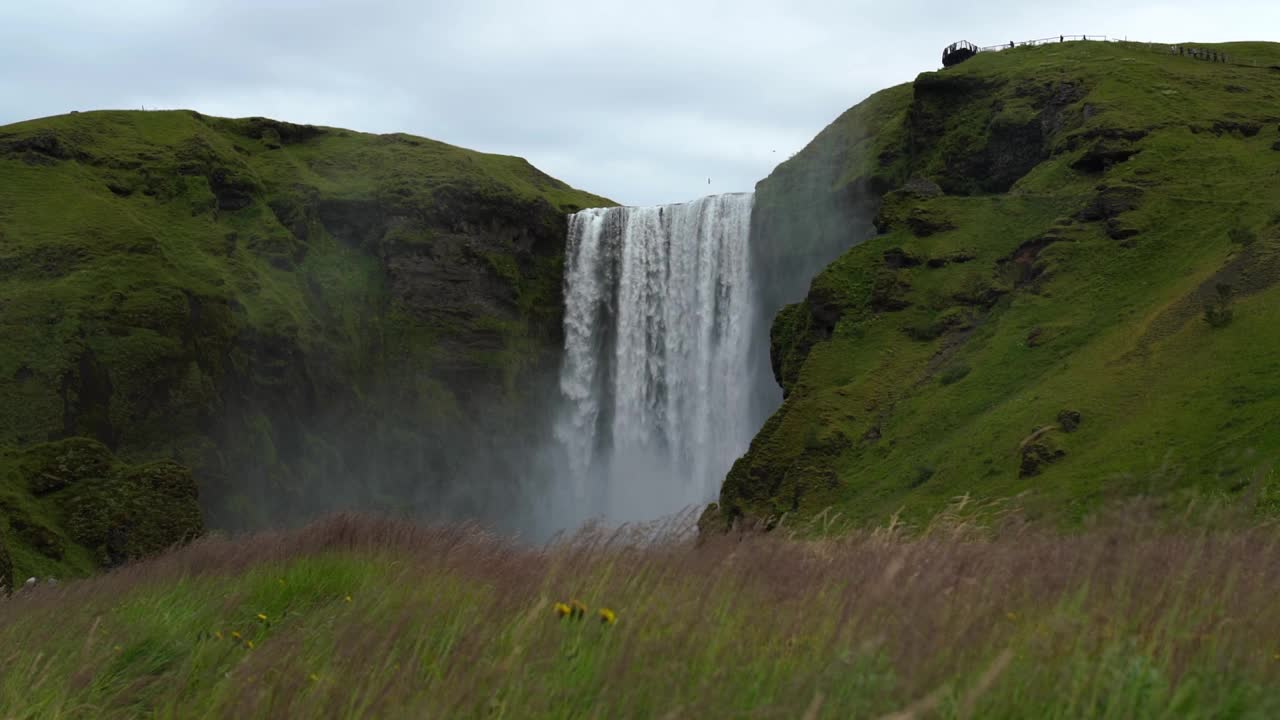 Stunning View Of Skógafoss Waterfall Flowing From Sheer Cliffs During Stormy Day In Southern Iceland. Slow motion视频素材