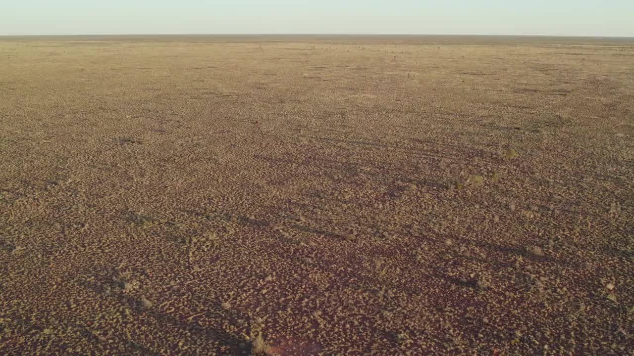 倒转和上升的塔纳米沙漠，北领地，澳大利亚的空中镜头。2022年8月。视频素材